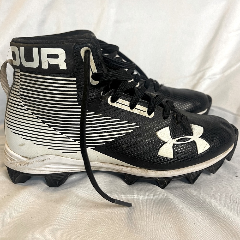 Under Armor Boys Football Cleats size 2.5